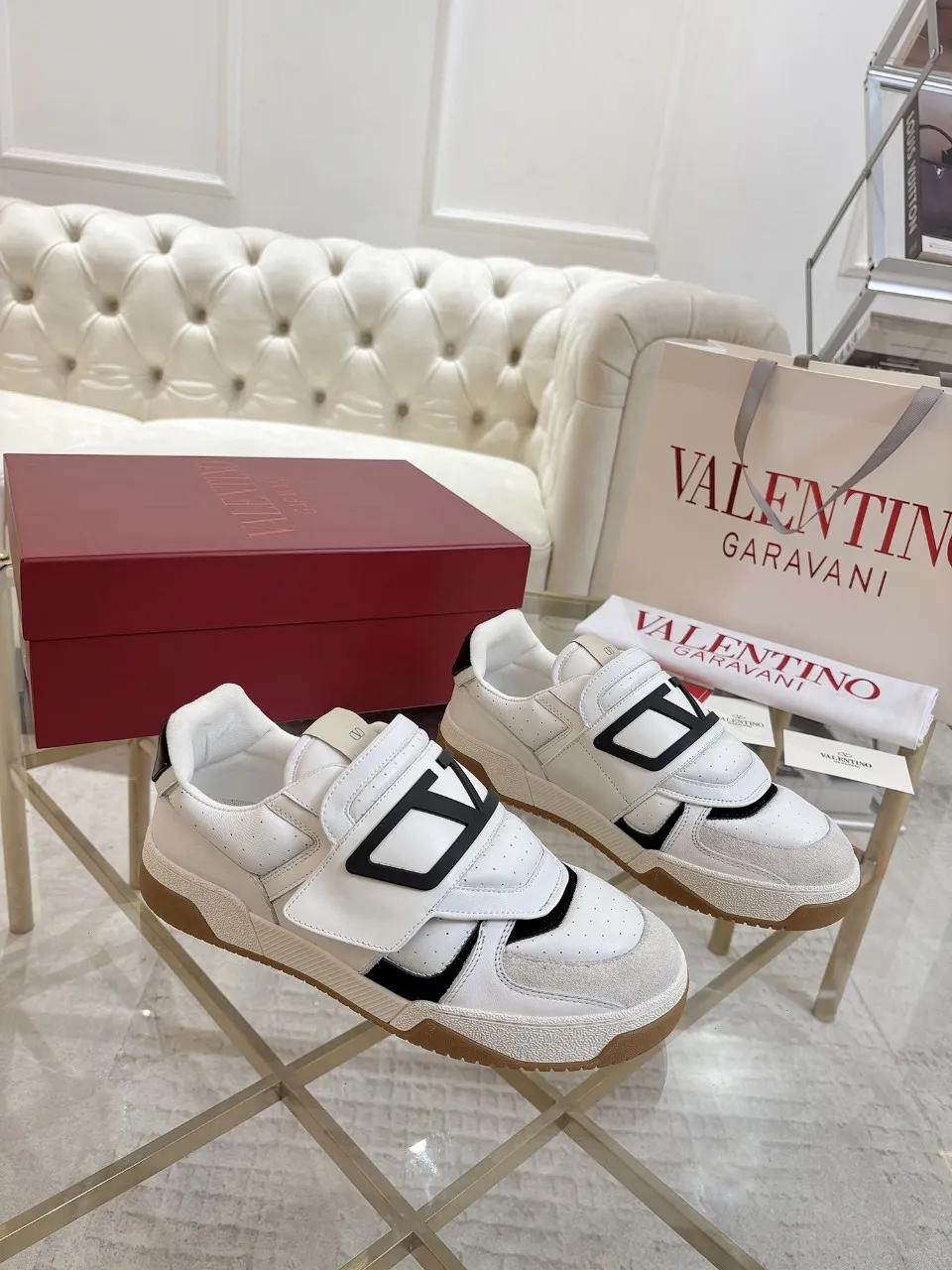 👟👟Ex-factory price 640👟👟 🔺Valentino🔺 Valentino casual shoes! Top version!  Purchase the original version and develop it 1:1! Lasting technology, classic splicing, fashionable and versatile, 🎁Full set of packaging at the same time at the counter. Fabric: customized cowhide + super soft sheepskin + mercerized cow suede. Lining: original double-sided velvet + breathable mesh. Outsole: original TPU material outsole, non-slip and wear-resistant. Code number: men 39~46